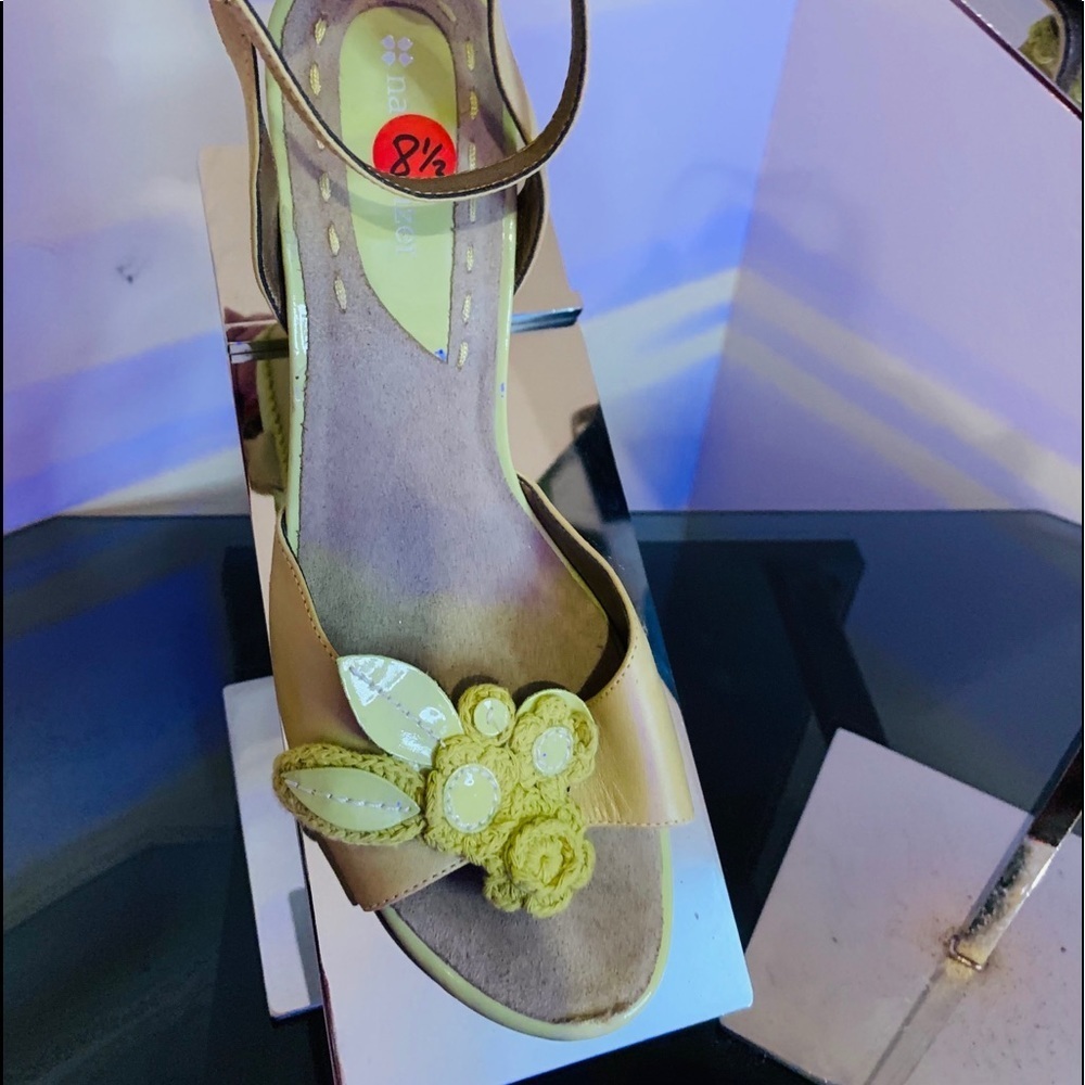 S70- 💰💰SALE💰💰 Naturalizer Green Sandals size 8.5